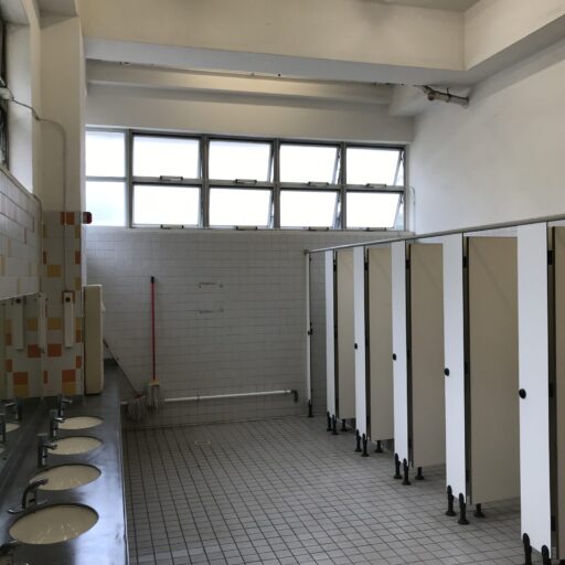 學校廁所 2